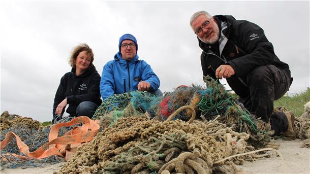Tauchen nach Geisternetzen in der Nordsee: Natalie Gielen, Timo Vierow und Derk Remmers.