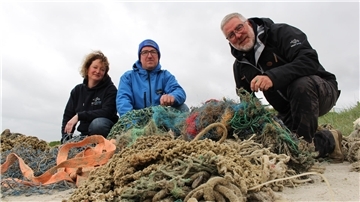Tauchen nach Geisternetzen in der Nordsee: Natalie Gielen, Timo Vierow und Derk Remmers.