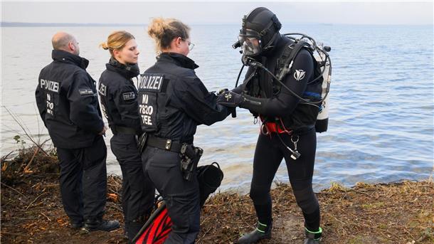 Rätsel um Tote im Steinhuder Meer weiterhin ungeklärt Taucher der Zentralen Polizeidirektion Hannover bereiten sich auf einen Einsatz im Steinhuder Meer auf Badeinsel Steinhude vor.