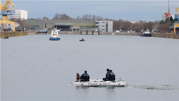 Anklage wegen Mordes an Schwangerer - Leiche verschwunden Taucher mit Sonar, Leichenspürhunde und Sonarboote suchen nach der vermissten Schwangeren im Nürnberger Hafen. Die Staatsanwaltschaft hat inwischen Anklage erhoben.