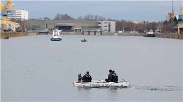Taucher mit Sonar, Leichenspürhunde und Sonarboote suchen nach der vermissten Schwangeren im Nürnberger Hafen. Die Staatsanwaltschaft hat inwischen Anklage erhoben.