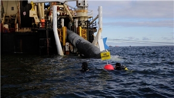 Taucher von Greenpeace protestieren  nahe des Verlegeschiffs „Castoro 10“ gegen den Bau einer Pipeline für das geplante Rügener LNG-Terminal.