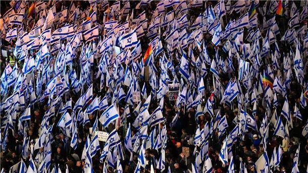 Tausende Demonstranten sind hier in Tel Aviv auf die Straße gegangen um gegen die geplante Justizreform zu protestieren.
