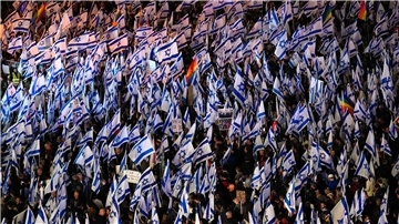 Tausende Demonstranten sind hier in Tel Aviv auf die Straße gegangen um gegen die geplante Justizreform zu protestieren.