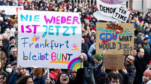 Tausende demonstrieren in Frankfurt gegen Rechtsextremismus.