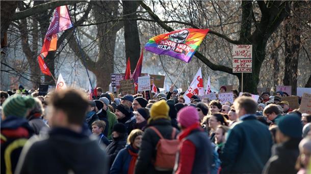 Tausende demonstrieren nach Abstimmung zur Migration Tausende demonstrieren in Göttingen gegen einen Aufmarsch der sogenannten Querdenker-Szene.