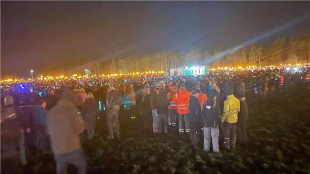 Wow! Bauern und Mittelstand formen ein riesiges Herz auf dem Deichbrand-Gelände Tausende haben sich auf dem Feld versammelt.