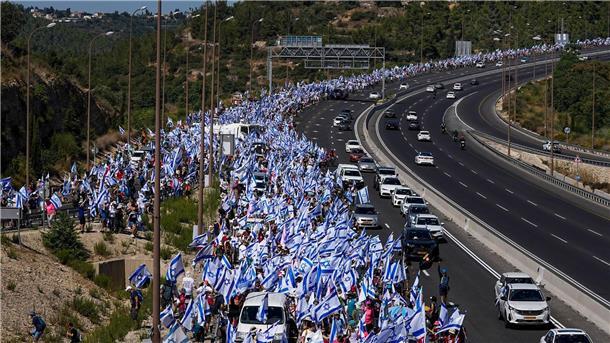 Neue Massenproteste gegen Justizreform in Israel Tausende israelische Demonstranten marschieren entlang einer Autobahn, um gegen die geplante Justizreform der Regierung zu protestieren.