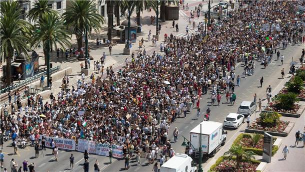 Tausende Menschen demonstrieren in Málaga gegen Massentourismus und hohe Mieten.
