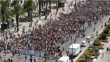 Tausende Menschen demonstrieren in Málaga gegen Massentourismus und hohe Mieten.