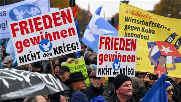 Tausende bei Friedensdemo mit Wagenknecht in Berlin Tausende Menschen haben am Samstag in Berlin für den Frieden demonstriert.
