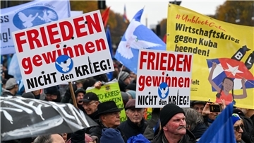 Tausende Menschen haben am Samstag in Berlin für den Frieden demonstriert.