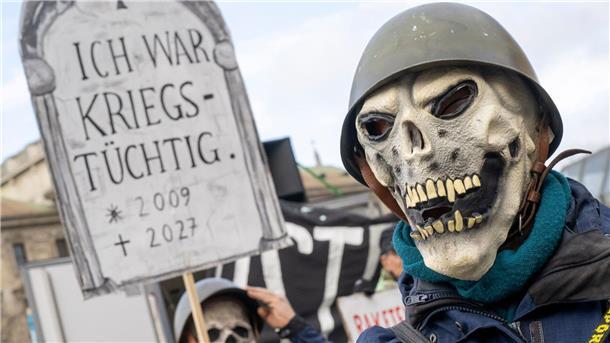 Bilder des Tages Tausende Menschen haben anlässlich der Münchner Sicherheitskonferenz für Frieden in der Welt und gegen Missstände in einzelnen Regionen demonstriert. Einige setzten sich dafür sogar Masken auf.