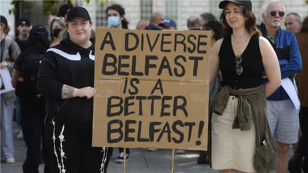 Tausende Menschen haben in den vergangenen Tagen in Belfast gegen rechte Gewalt demonstriert. (Archivbild)
