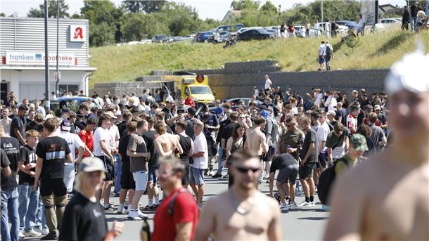 Tausende in Altschauerberg - Hater des „Drachenlords“ Tausende Menschen haben sich laut Polizei in und um Altschauerberg in Mittelfranken versammelt - sogenannte Hater des Youtubers „Drachenlord“.