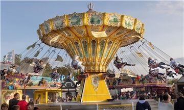 Tausende Menschen hatten bei 888. Rodenkircher Markt Spaß - auch auf dem Kettenkarussell.