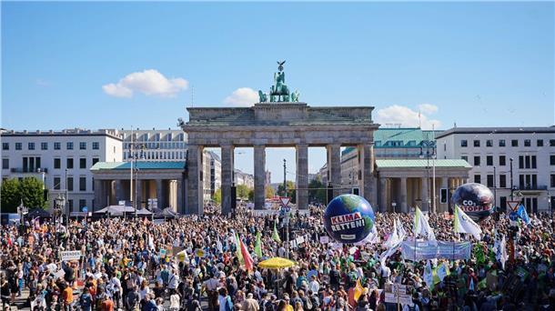 250.000 Menschen für mehr Klimaschutz auf der Straße Tausende Menschen nehmen an der Protestaktion der Klimaschutzbewegung Fridays for Future vor dem Brandenburger Tor teil.