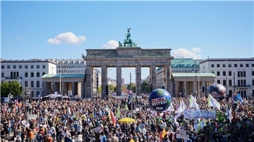 Tausende Menschen nehmen an der Protestaktion der Klimaschutzbewegung Fridays for Future vor dem Brandenburger Tor teil.