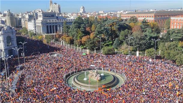Bilder des Tages Tausende Menschen protestieren in Madrid gegen die geplante Amnestie für katalanische Separatisten. Spaniens Regierungschef Pedro Sánchez hatte sie separatistischen Parteien im Gegenzug für ihre Unterstützung bei seiner Wiederwahl zugesagt.