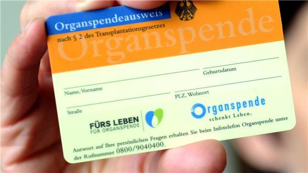 Tattoo statt Organspendeausweis: Symbol auf der Haut Tausende Menschen warten auf ein lebensrettendes Organ - doch die Zahl der Organspenden ist viel zu niedrig.