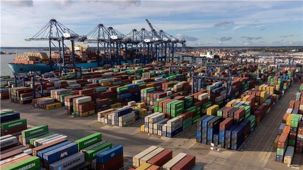 Großbritannien: Wirtschaft rutscht in die Rezession Tausende von Schiffscontainern stehen im Hafen von Felixstowe in Suffolk (Symbolbild).