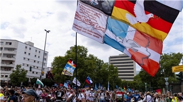 Tausende  von Teilnehmern der „Querdenker“-Demonstration zogen am Samstag durch die Berliner Innenstadt.