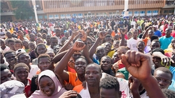 Tausende wollen in Niamey der Armee beitreten.