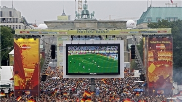 Tausende Zuschauer verfolgen 2006 auf der Fanmeile am Brandenburger Tor in Berlin das WM-Fußballspiel zwischen Deutschland und Argentinien.