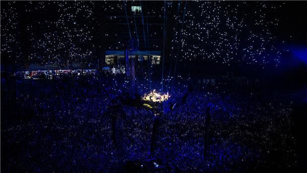 Volles Stadion trotz Protests - Rammstein in München Tausende Zuschauer verfolgen das Konzert der Band Rammstein im Olympiastadion in München.