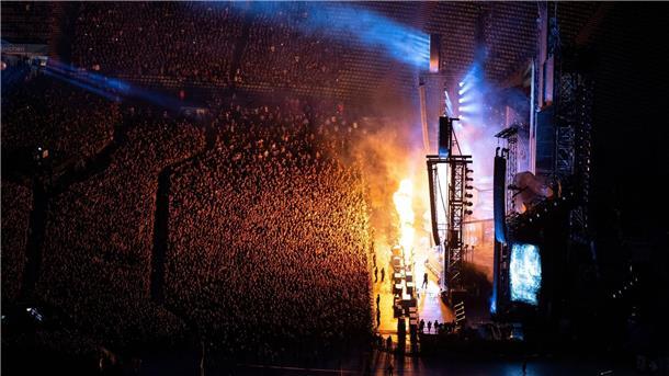 Volles Stadion trotz Protests - Rammstein in München Tausende Zuschauer verfolgen das Konzert der Band Rammstein im Münchner Olympiastadion.
