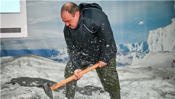 Tauwetter im Klimahaus: Klimahaus-Mitarbeiter Thomas Jipp zerkleinert mit einem Hammer das Eis, damit die Antarktis-Station schneller abtaut.