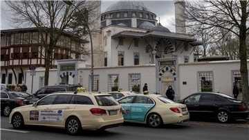 Taxis stehen kurz vor der Beerdigungszeremonie für einen Taxifahrer, der im Berliner Grunewald getötet worden ist, vor der Ditib-Sehitlik Moschee.
