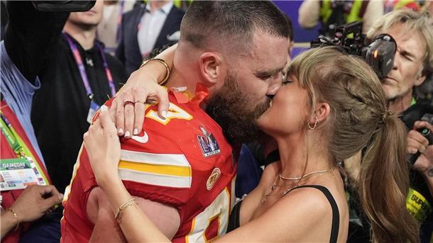 Taylor Swift küsst Kansas City Chiefs Tight End Travis Kelce nach dem Sieg.
