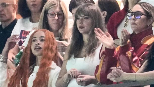 Taylor Swift (M) sah die Niederlage der Kansas City Chiefs.