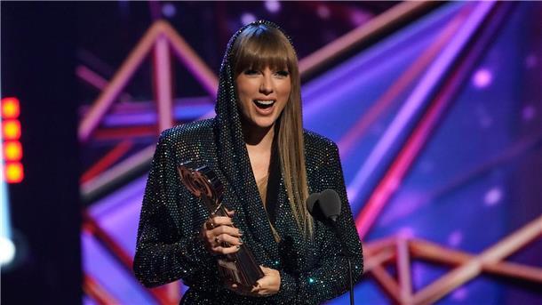 Taylor Swift: Mut zum Scheitern, auch wenn es peinlich ist Taylor Swift mit dem Preis für den Song des Jahres bei den iHeartRadio Music Awards in Los Angeles.