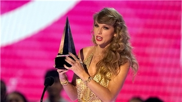 Taylor Swift nimmt den Preis für das beste Musikvideo bei den American Music Awards 2022 entgegen.