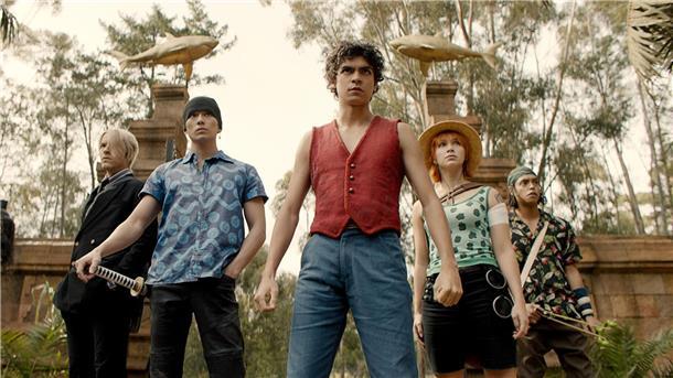 „One Piece“: Manga-Reihe als Real-Verfilmung bei Netflix Taz Skylar als Sanji (l-r), Mackenyu Arata als Roronoa Zoro, Iñaki Godoy als Monkey D. Luffy, Emily Rudd als Nami und Jacob Romero Gibson als Usopp im ersten Teil der Netflix-Serie „One Piece“.