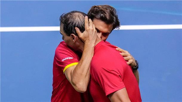 Teamchef David Ferrer tröstet Superstar Rafael Nadal (r) nach der Niederlage in dessen letztem Spiel.