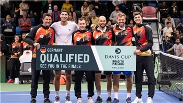 Teamchef Michael Kohlmann (l) tritt mit den deutschen Tennis-Herren im November in der Davis-Cup-Endrunde in Malaga an.