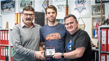 Teammanager Alfred Prey (links) und Hauke Hasselbring verabschieden Brock Hooton (Mitte) mit einer Uhr.