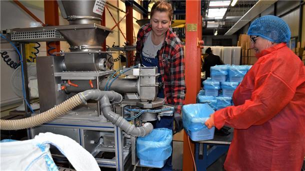 Teamwork bei der Waschmittel-Abfüllung: Renate Platon (links) und Ludmila Stein sind zufrieden mit der Vier-Tage-Woche. Die beiden Mitarbeiterinnen der PIT GmbH in Debstedt nutzen den freien Montag regelmäßig für private Termine.