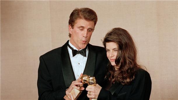 Ted Danson (l) und Kirstie Alley posieren hinter der Bühne bei den 48. jährlichen Golden Globe Awards im Jahr 1991.