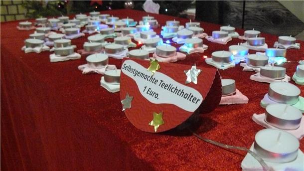 Teelichter stehen aufgereiht auf einem Tisch. Kita-Kinder aus Sittensen haben diese gebastelt und unterstützen damit die Hospizarbeit Fidelius.
