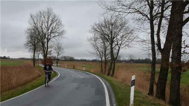 Alarmstimmung im Braker Kreishaus: Wesermarsch droht die Überschuldung Teil der Investitions-Bugwelle des Landkreises ist der seit Jahren geplante Radwegebau entlang der Kreisstraße 323 von Tossens nach Roddens.