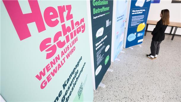 Teile der Ausstellung „Herzschlag. Wenn aus Liebe Gewalt wird“ stehen im Landeskriminalamt LKA Niedersachsen.