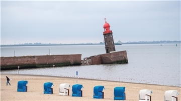 Teile der Nordmole in Bremerhaven sind in der Nacht zum Donnerstag eingesackt. Das behindert den Fährverkehr.