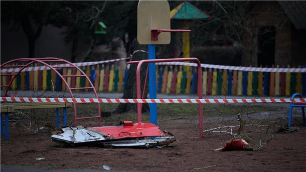 Teile des Hubschraubers am Absturzort an einem Kindergarten in Brovary.