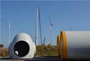 Teile einer Windkraftanlage liegen auf einer Windparkbaustelle nordöstlich von Rotenburg zur Installation bereit. Der Landkreis ist gefordert, weitere Flächen für Windparks zu benennen. Über die Kriterien dafür diskutiert der zuständige Fachausschuss am Dienstag.