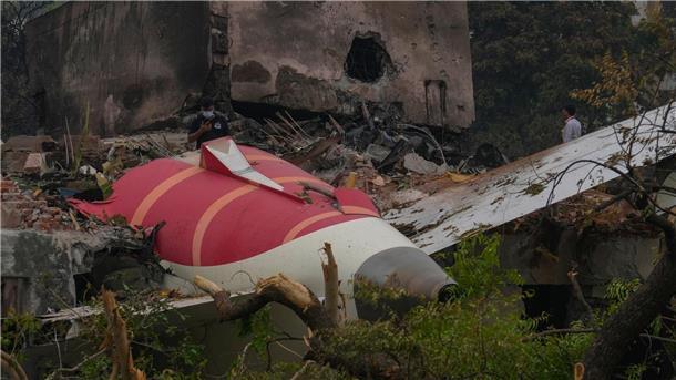 Teile eines Air India-Flugzeugs, das am Donnerstag abgestürzt ist, sind auf einem Gebäude in Ahmedabad, Indien, zu sehen. 