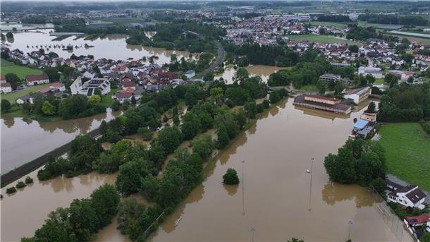 Teile von Meckenbeuren im Süden Baden-Württembergs sind überschwemmt.